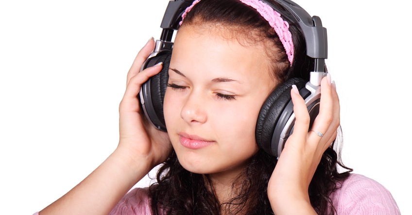 cute-female-girl-headphones-41553